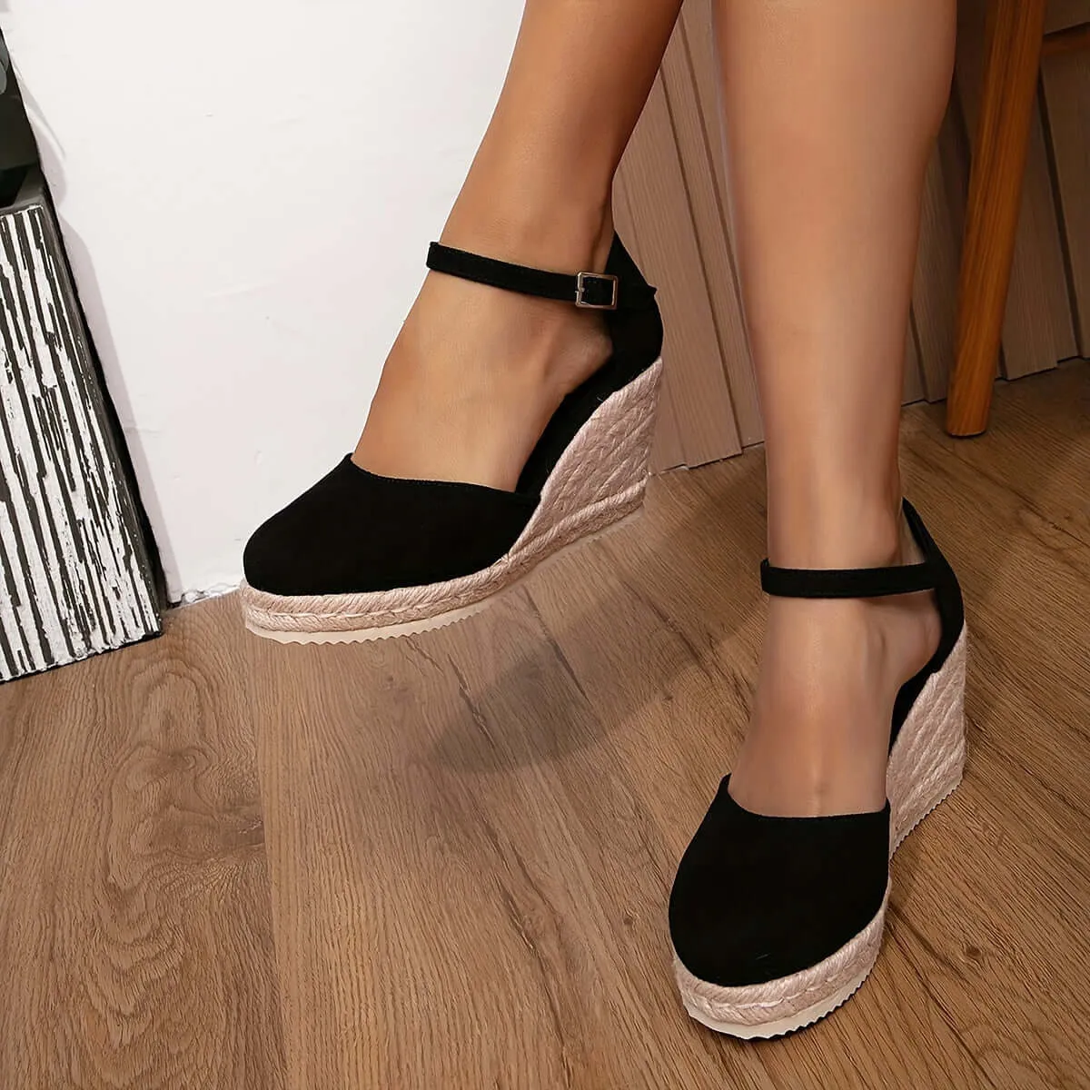 Women's Strappy Flat Sandals: Comfortable & Stylish Summer Footwear